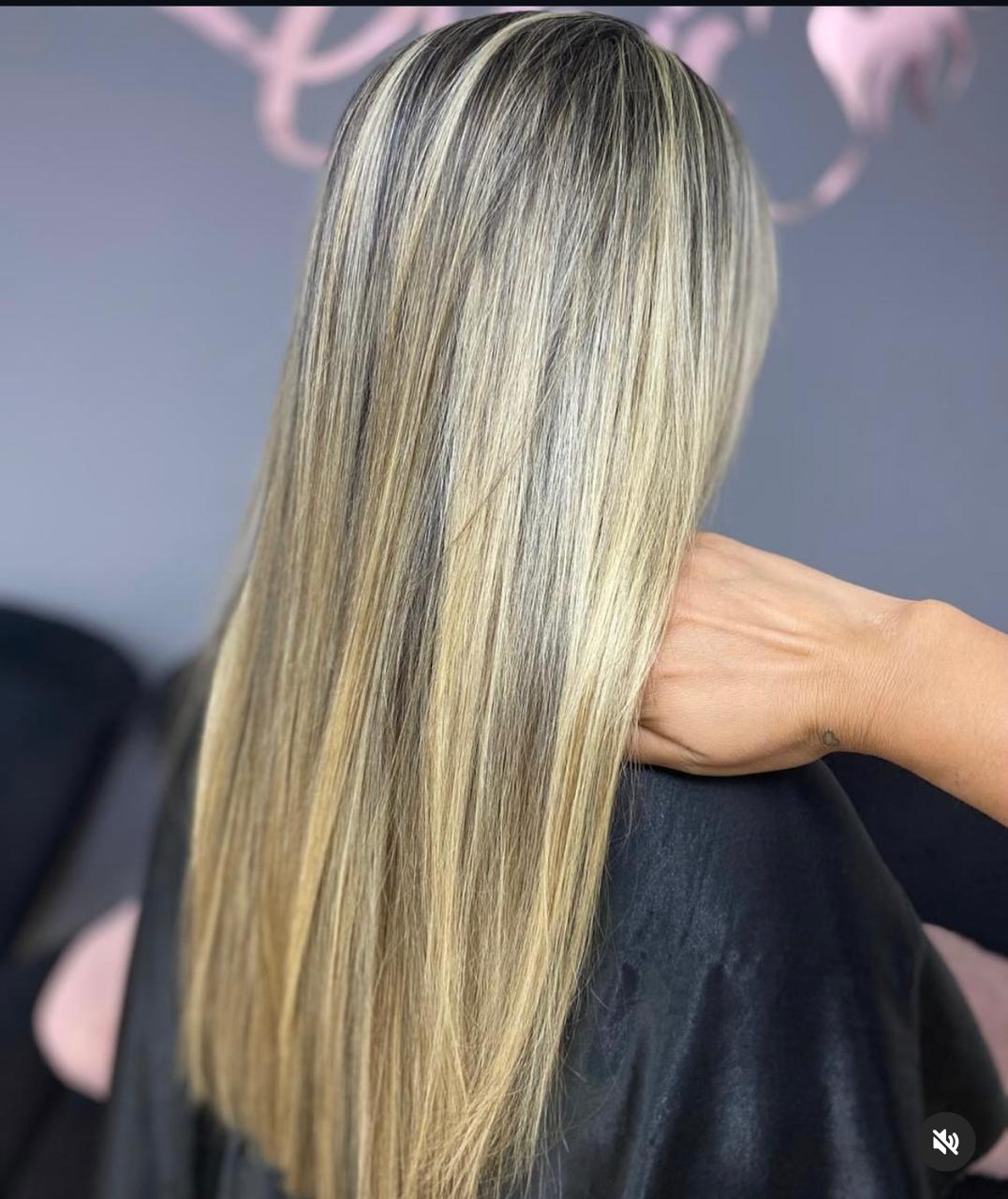 Mechas iluminadas em cabelo longo feitas no Studio Oasis