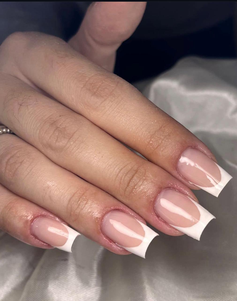 Unhas com francesinha feitas no Studio Oasis