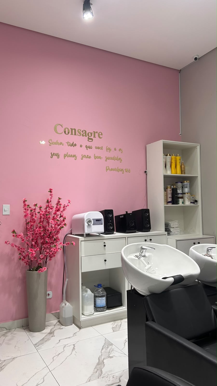 Espaço de lavatório do Studio Oasis com parede rosa