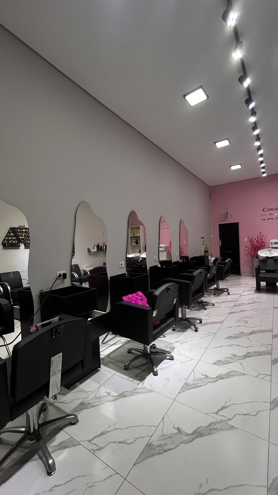 Visão geral do salão Studio Oasis com estações de cabelo e espelhos