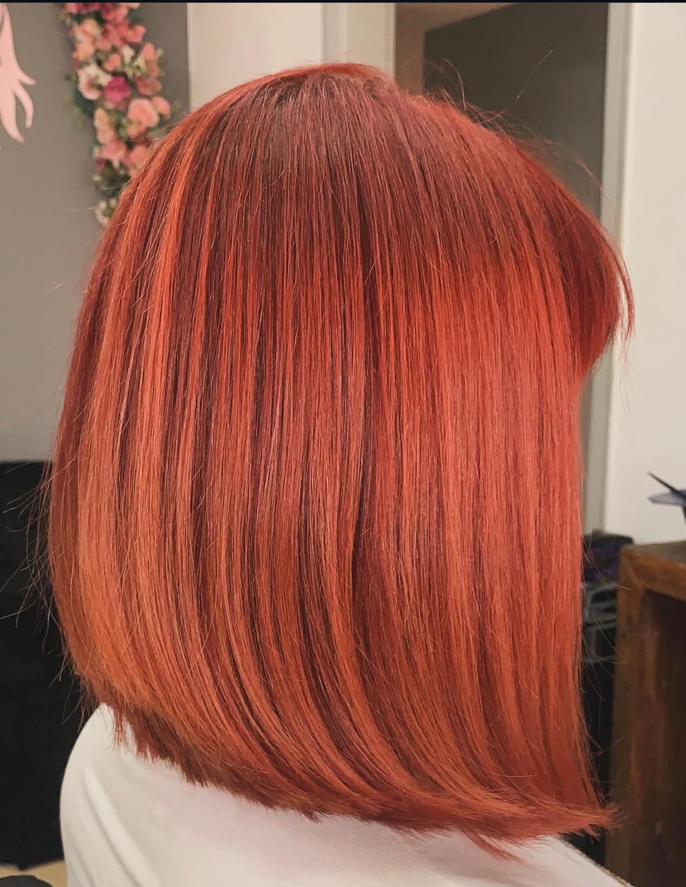 Coloração ruiva vibrante feita no Studio Oasis