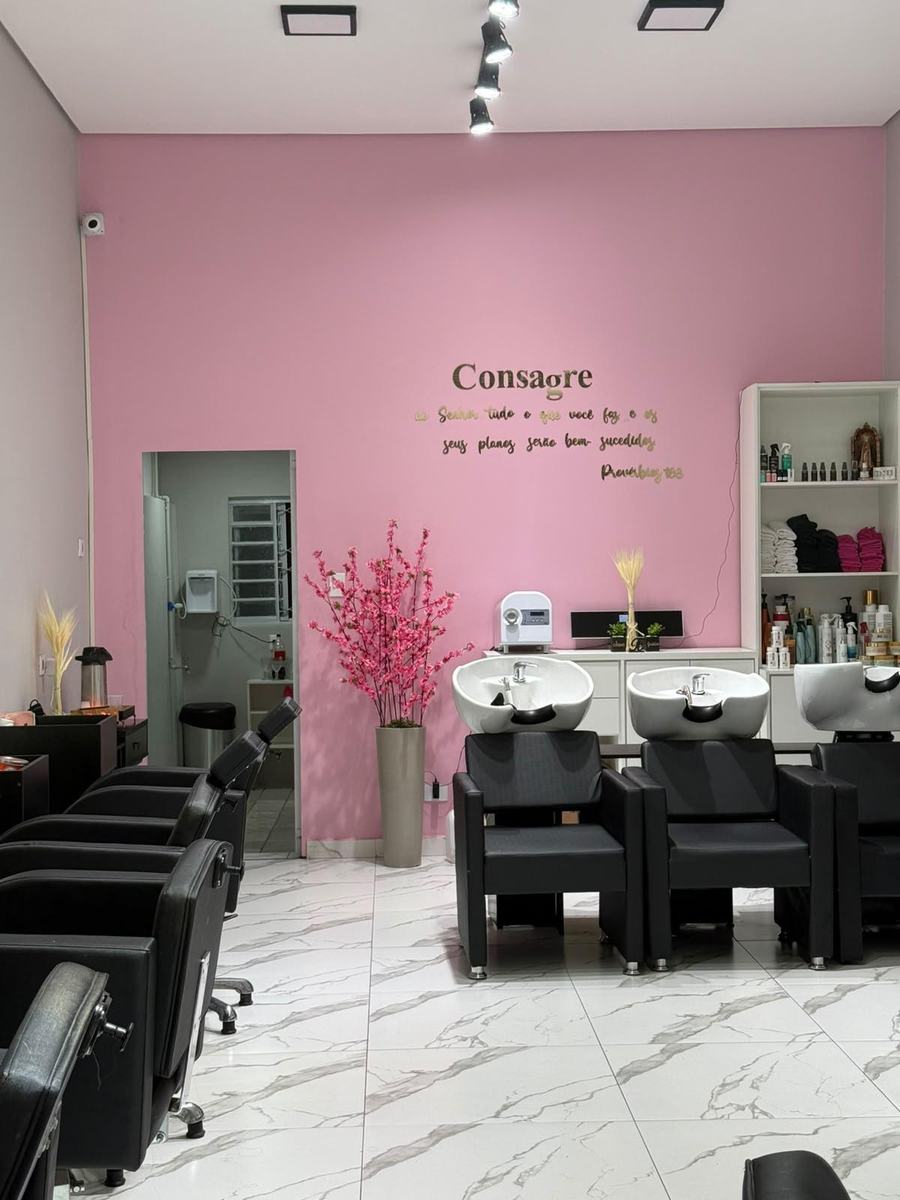 Lavatórios e parede rosa com versículo no Studio Oasis